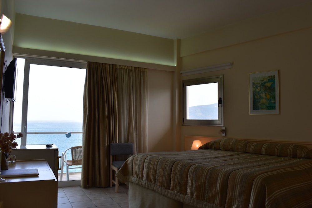 Superior Double or Twin Room, Sea View - Photo 1
