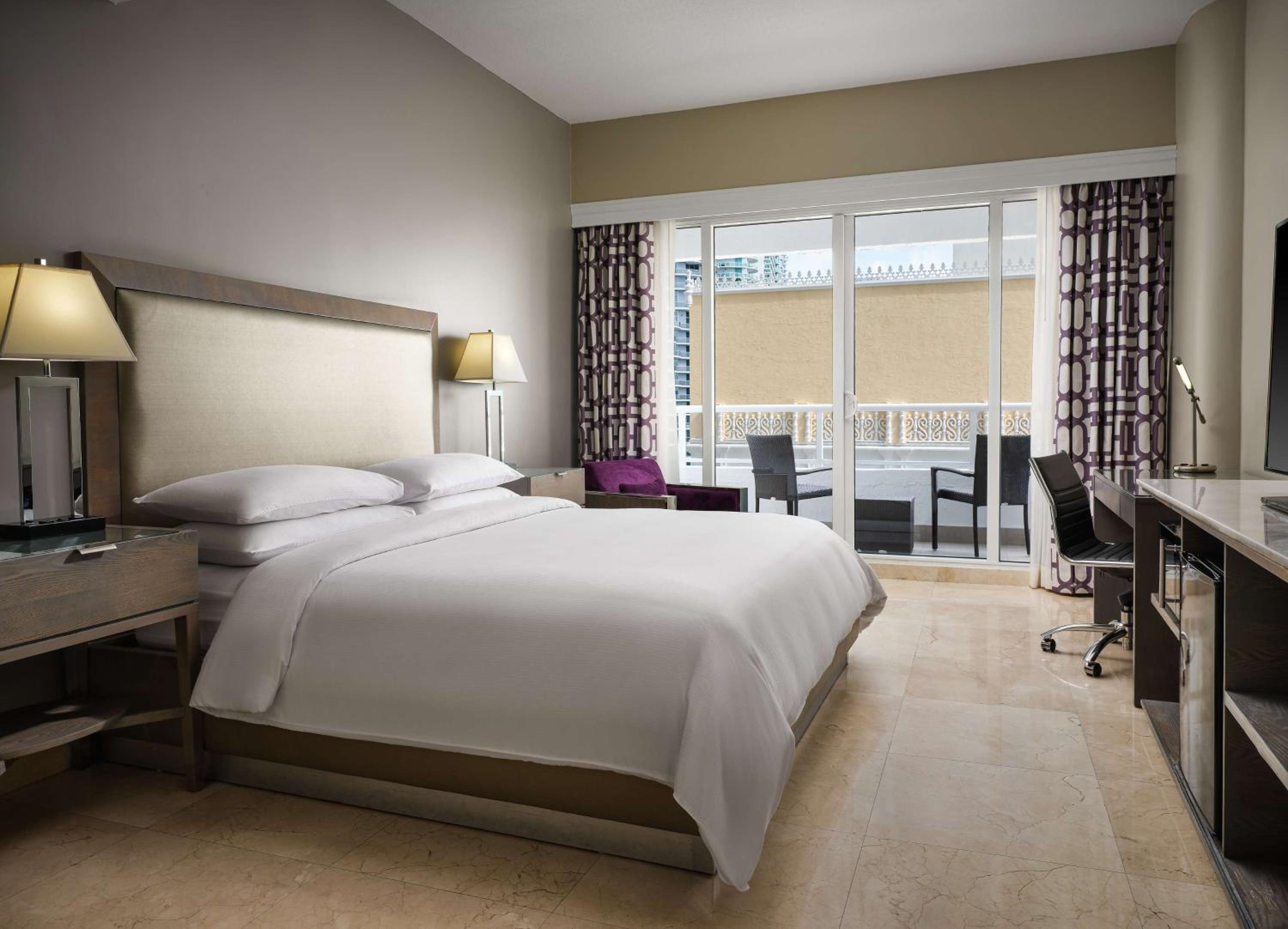 King Room with Balcony & Park View photo 3