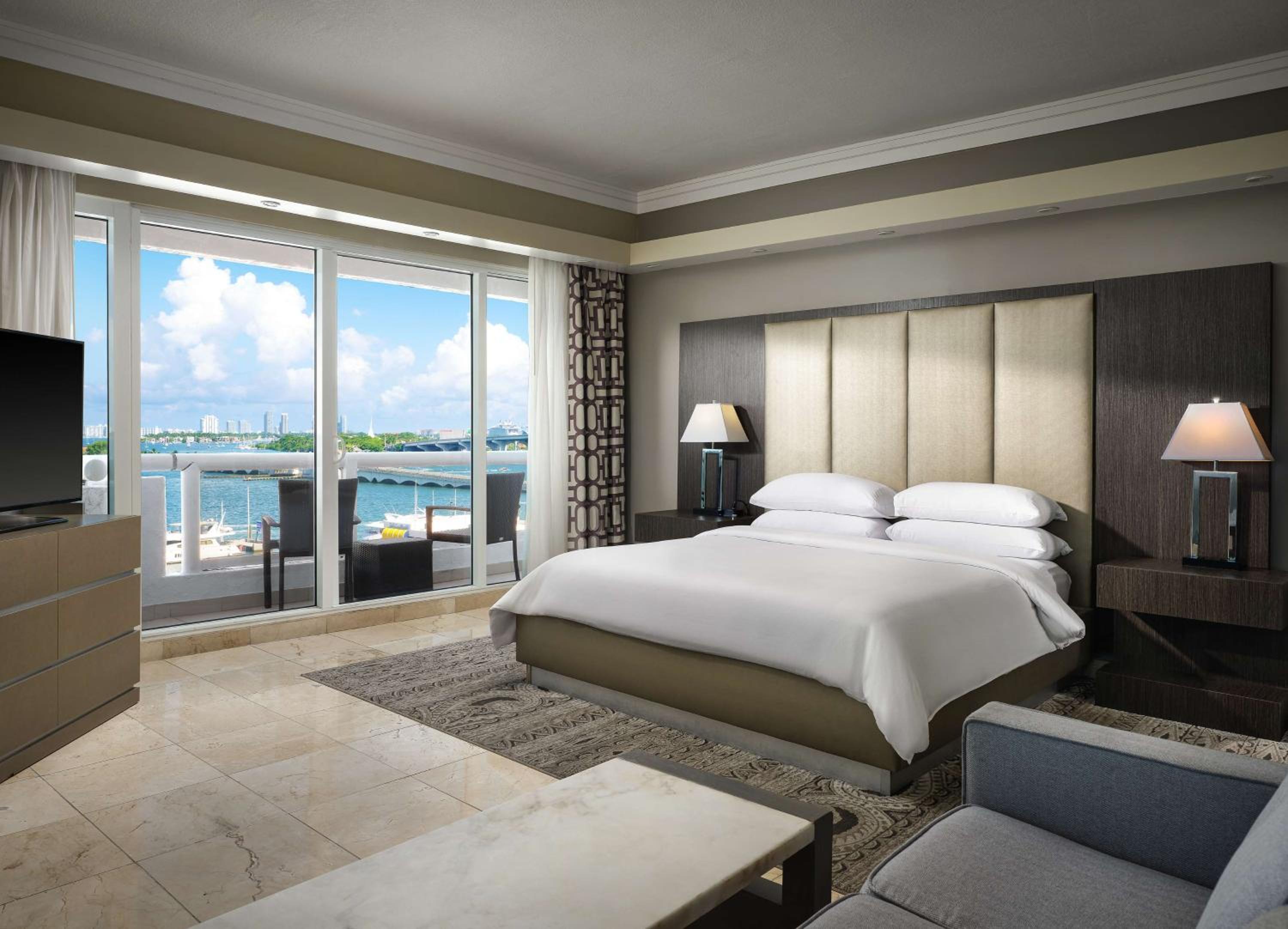 King Suite with Balcony & Bay View photo 3