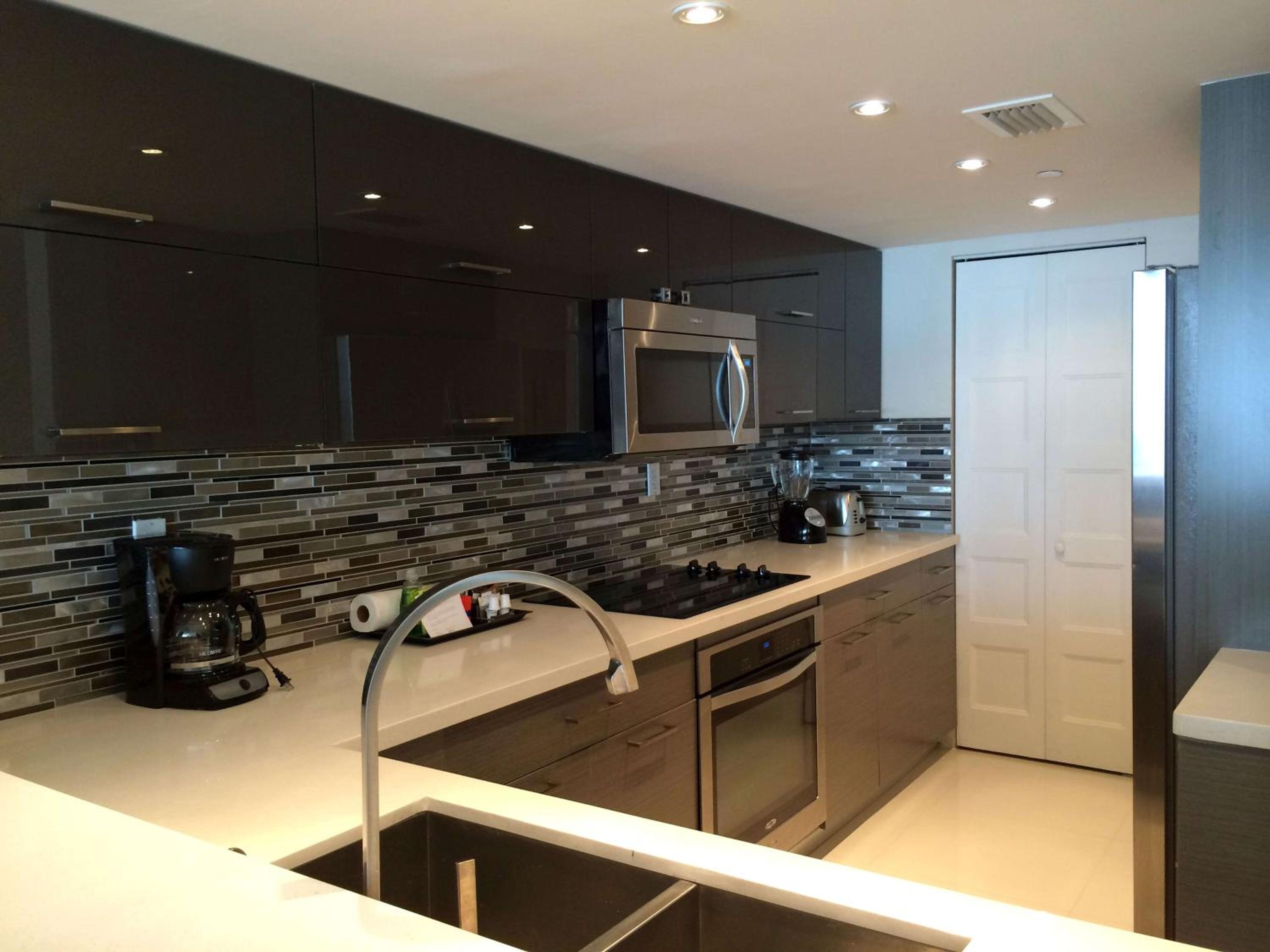 Three-Bedroom Apartment with Kitchen photo 2