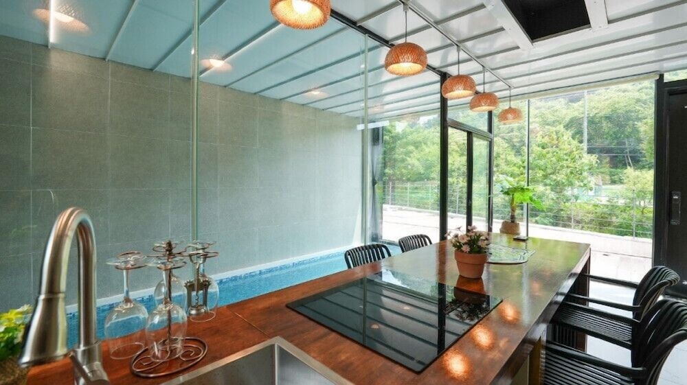Room (F2) - Photo 7