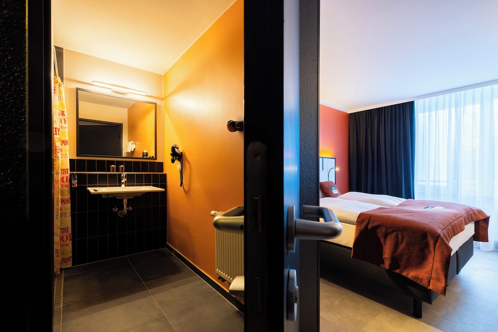 Standard Room, 1 Queen Bed, Accessible - Photo 9