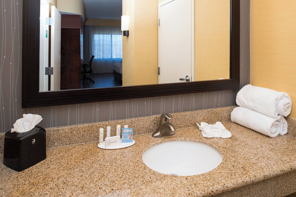 Room, 2 Queen Beds (Mobility/Hearing Accessible, Tub) photo 2