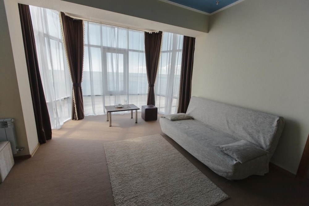 Suite, 1 Queen Bed With Sofa Bed photo 1