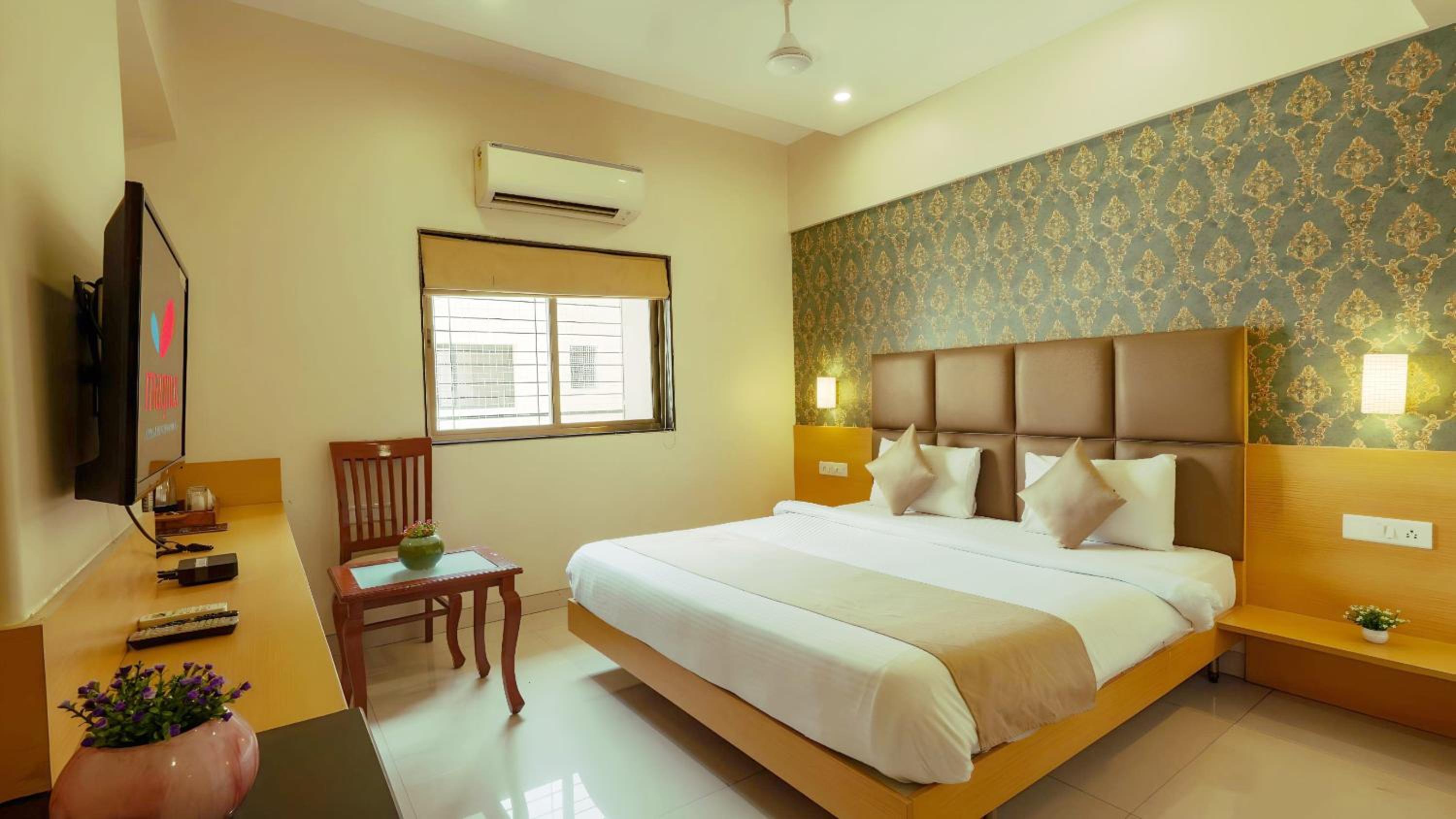 Deluxe Room King Bed - Photo 1