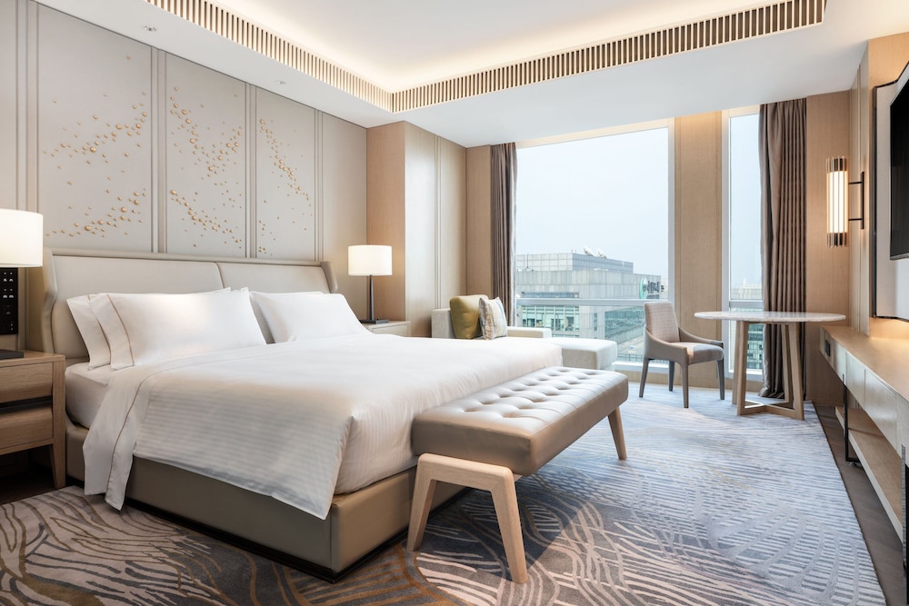 Club Suite, 1 King Bed, City View