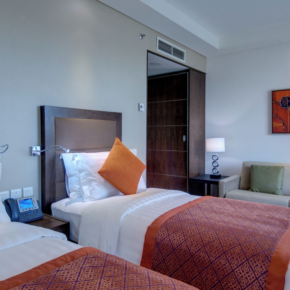 Standard Room, 2 Twin Beds, City View (Walk in Shower) thumbnail 6