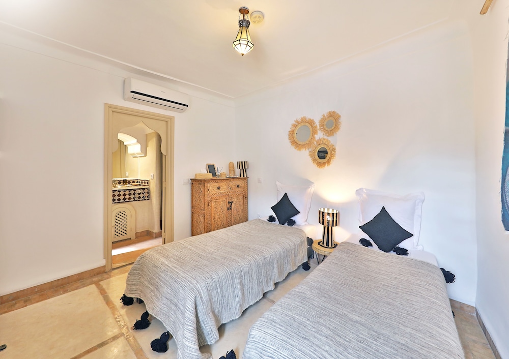 Standard Twin Room - Photo 2