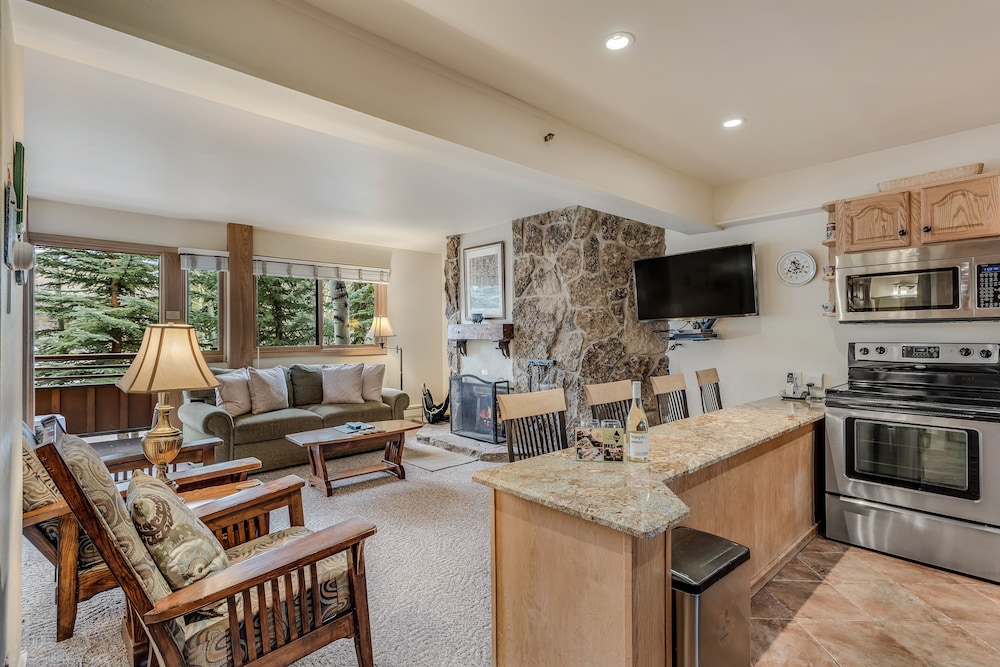 Premier Studio (Unit 205)