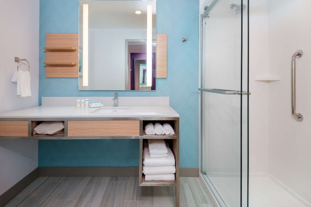 Room, 1 King Bed, Accessible, Corner (Hearing) - Photo 4