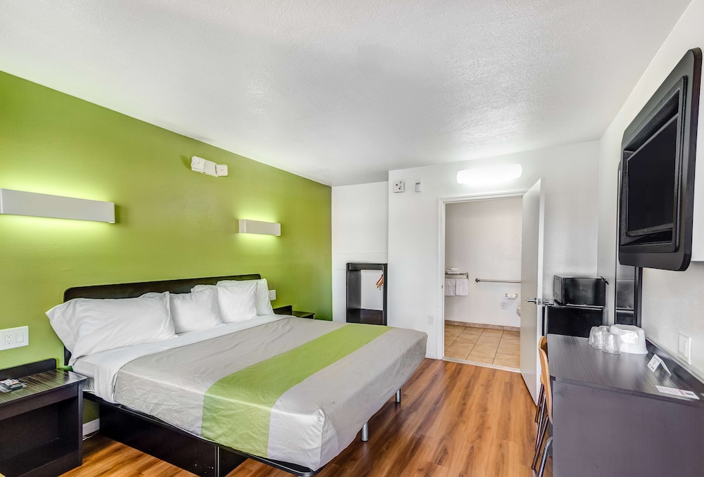 Deluxe Room, 1 Queen Bed, Smoking, Refrigerator & Microwave - Photo 3