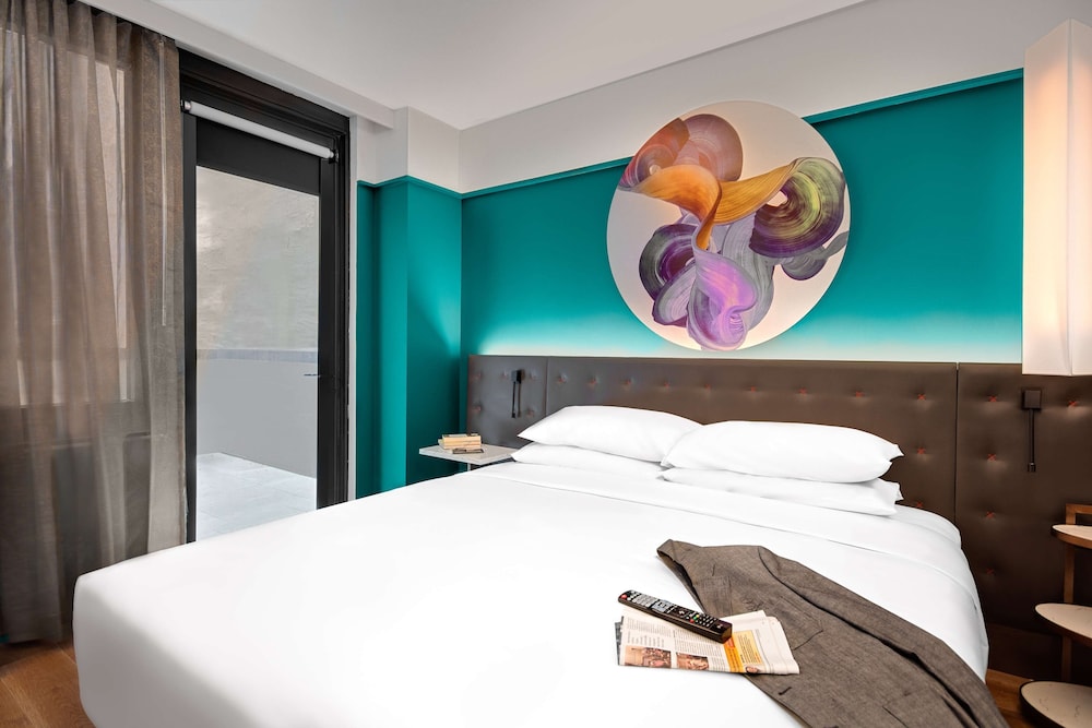 Room, 1 King Bed, Terrace thumbnail 5