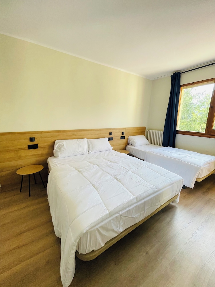 Habitación Triple Comfort, 3 Camas Individuales, Baño Compartido, Vista al Jardín