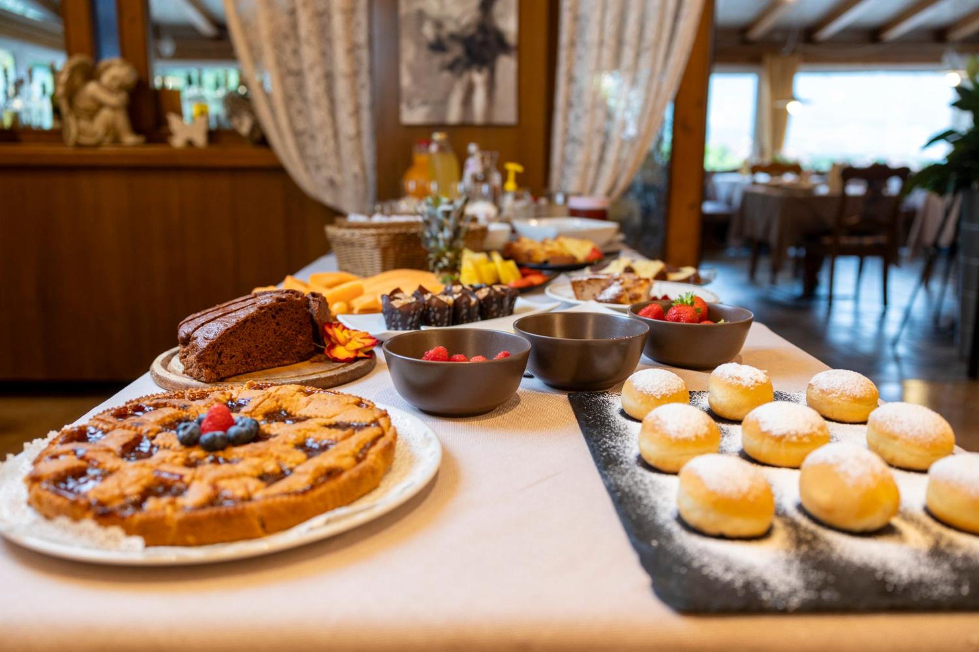 Queen Room with Balcony - Photo 6