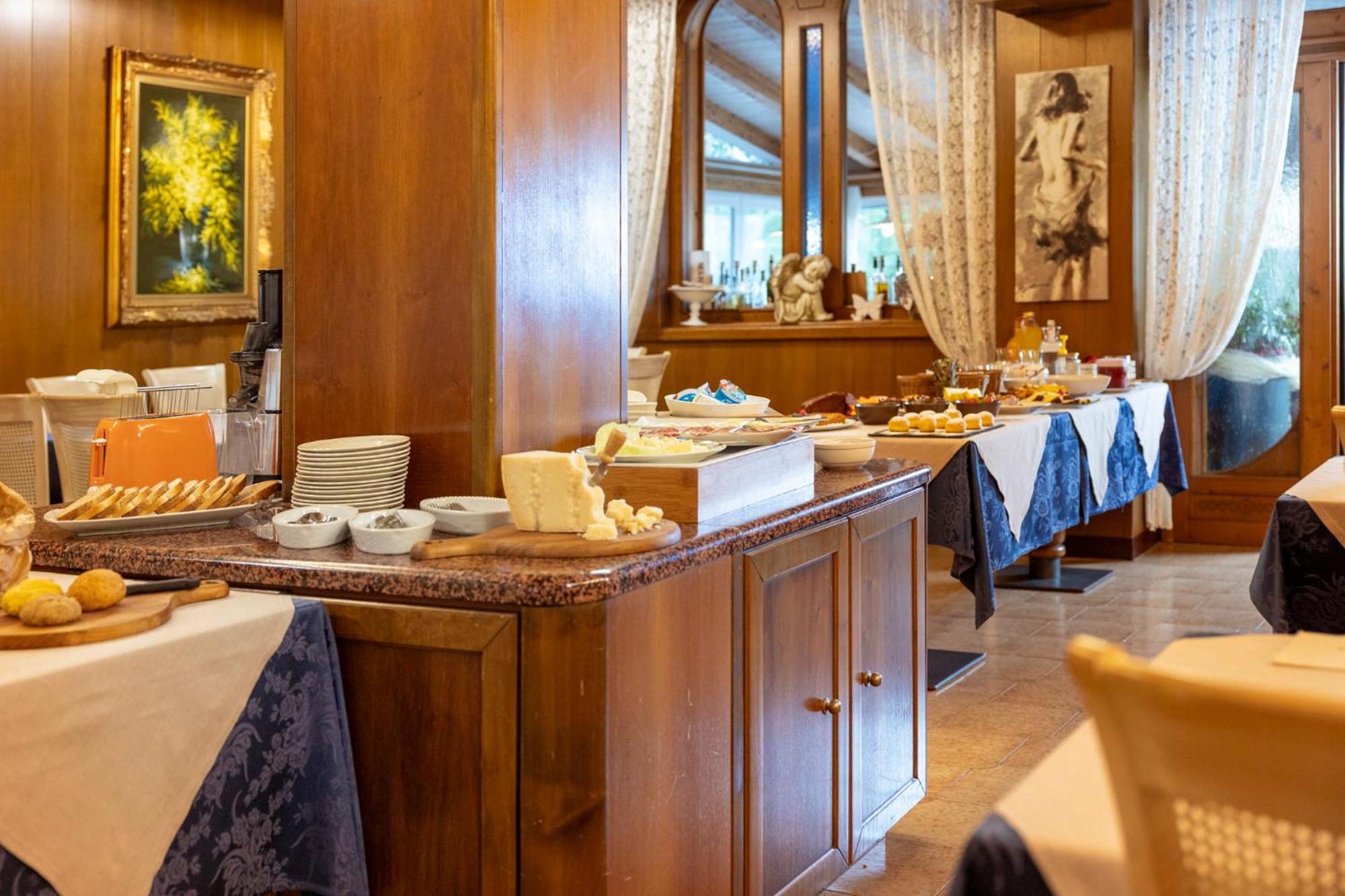 Queen Room with Balcony - Photo 9
