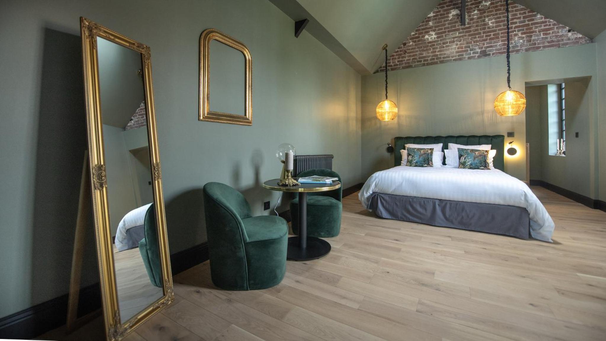 Queen Suite with Pool View photo 2