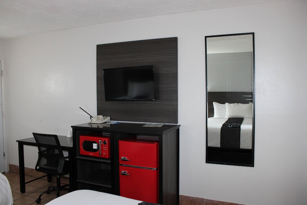 Room, 2 Queen Beds, Accessible, Non Smoking photo 2