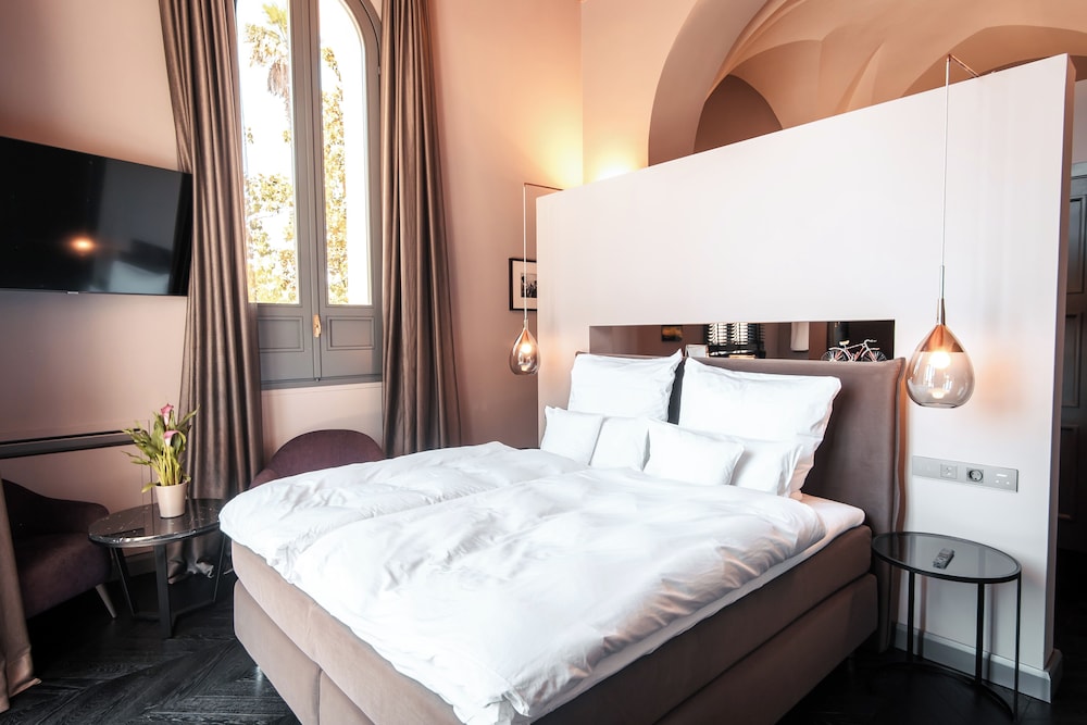 Luxury Room, 1 King Bed, Valley View, Slope side photo 3