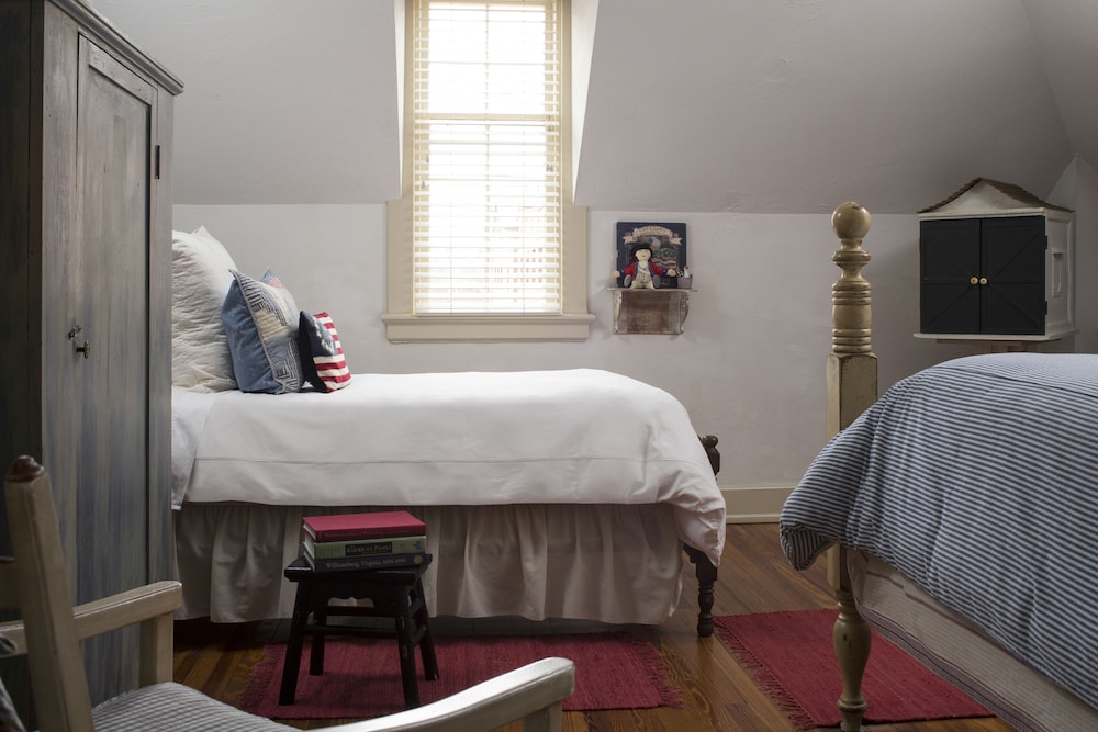 Classic Room, Multiple Beds (Yorktown)