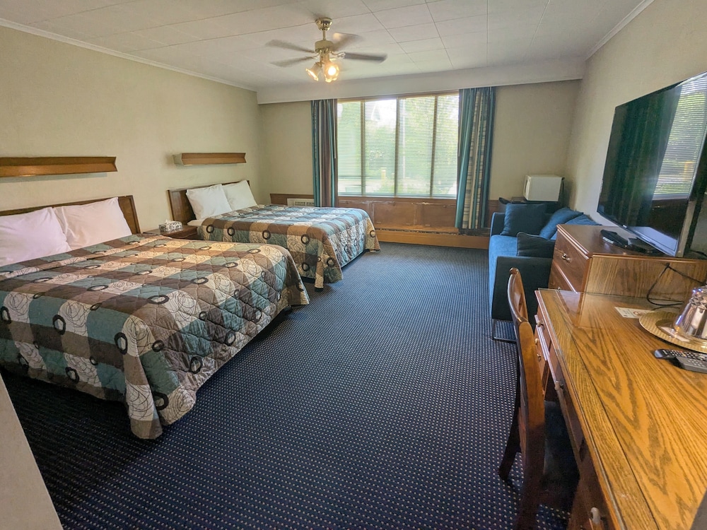 Family Room, Multiple Beds, Garden View
