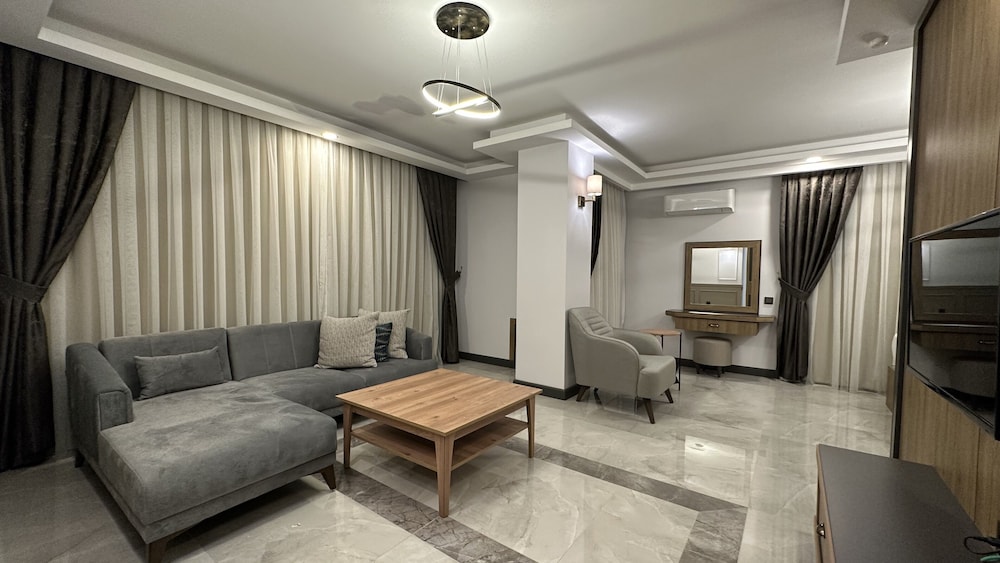 Comfort Room, 1 Queen Bed with Sofa bed thumbnail 6