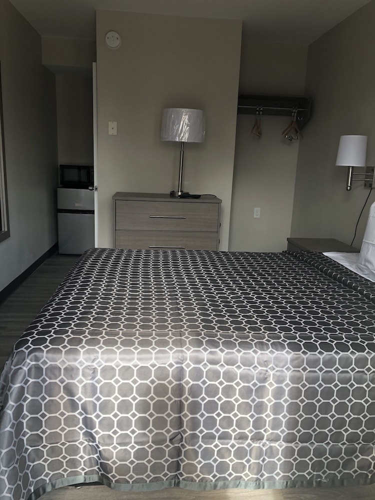 Standard Single Room, 1 Queen Bed, Smoking - Photo 1