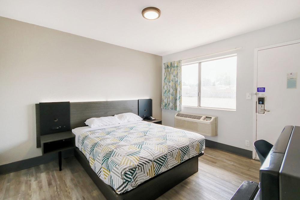 Queen Bed Accessible Non-Smoking photo 3
