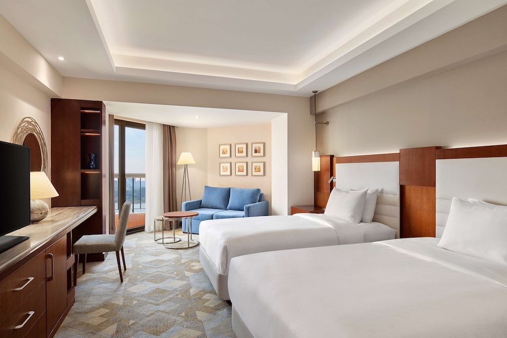 Executive Room, 1 King Bed, Accessible, City View thumbnail 5