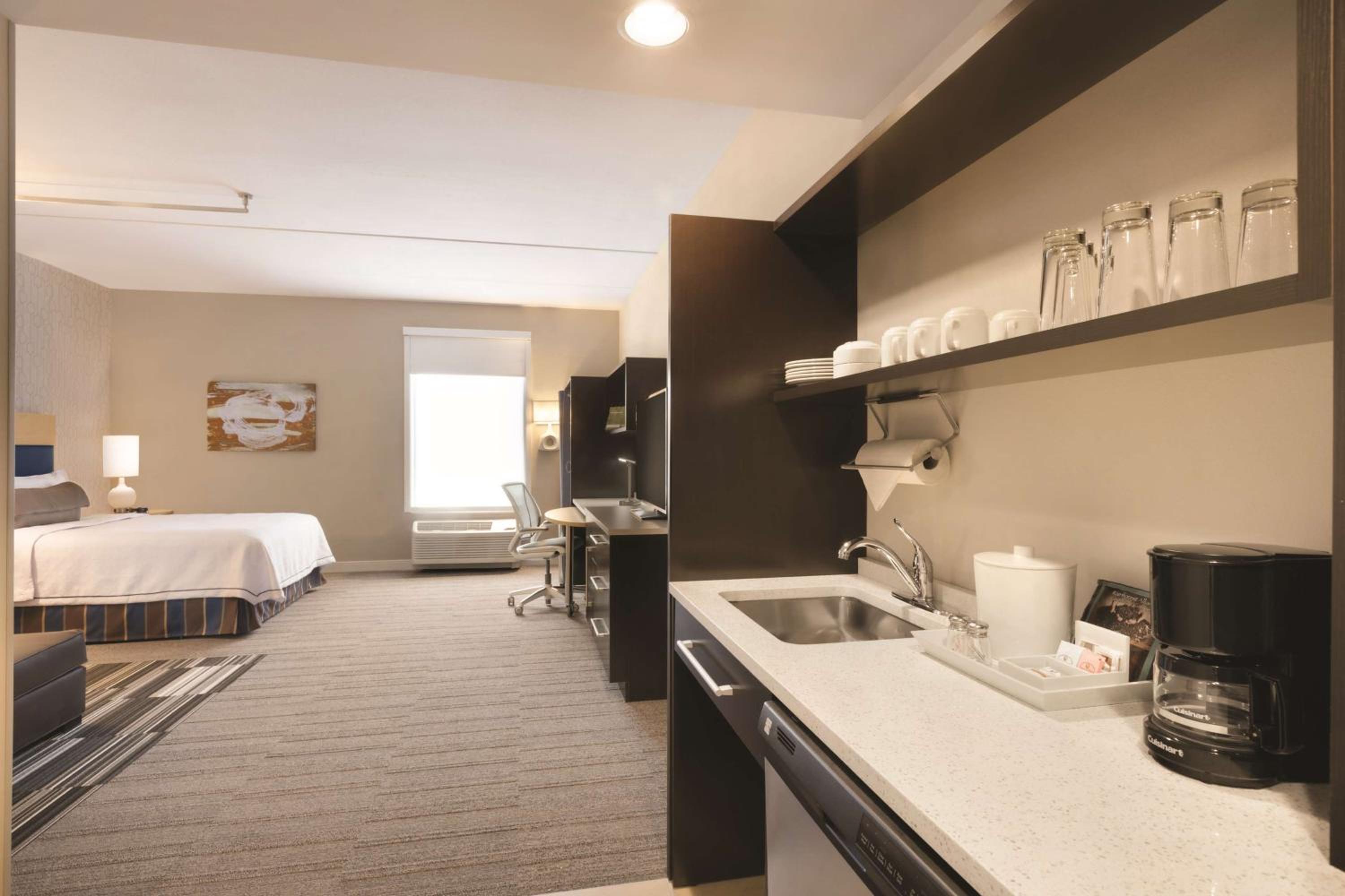 Queen Studio Suite - Hearing Accessible/ Non-Smoking photo 1