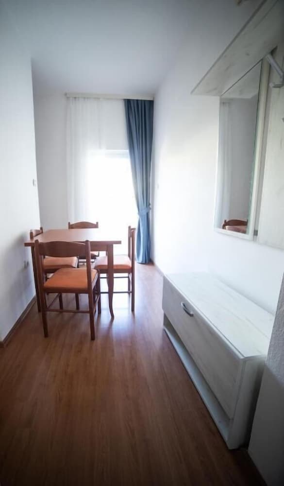 Basic Apartment - Photo 5