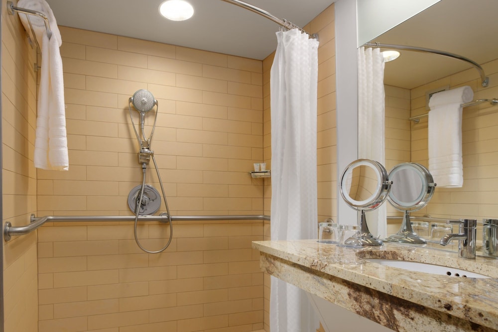 Club Suite, 1 Double Bed, Corner (Mobility Accessible, Roll-In Shower) - Photo 3