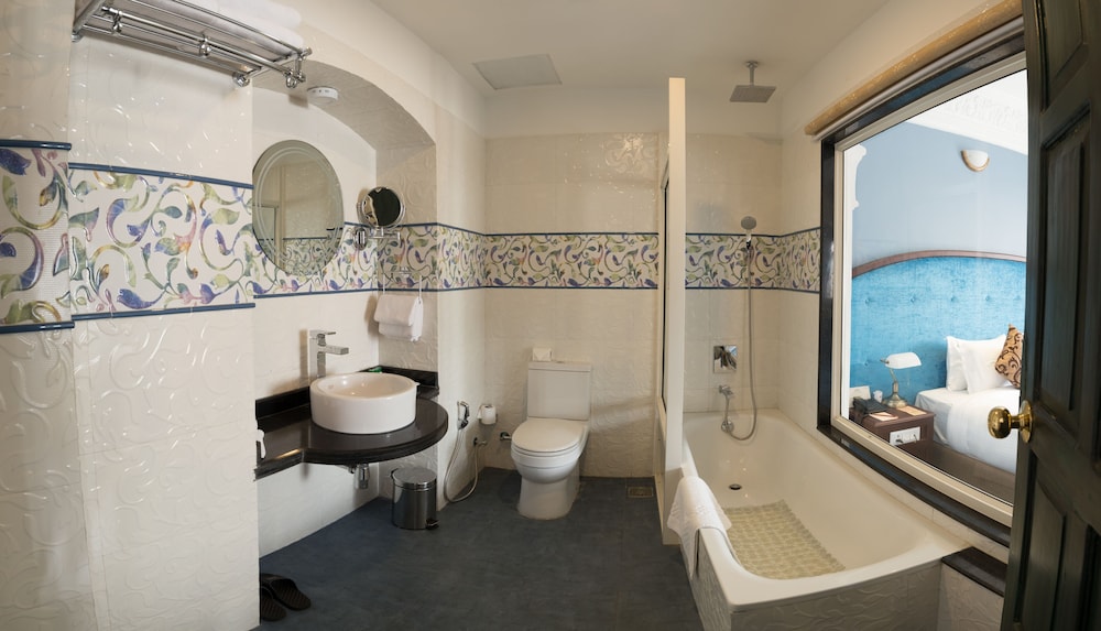 Executive Room, Bathtub, Garden View photo 3