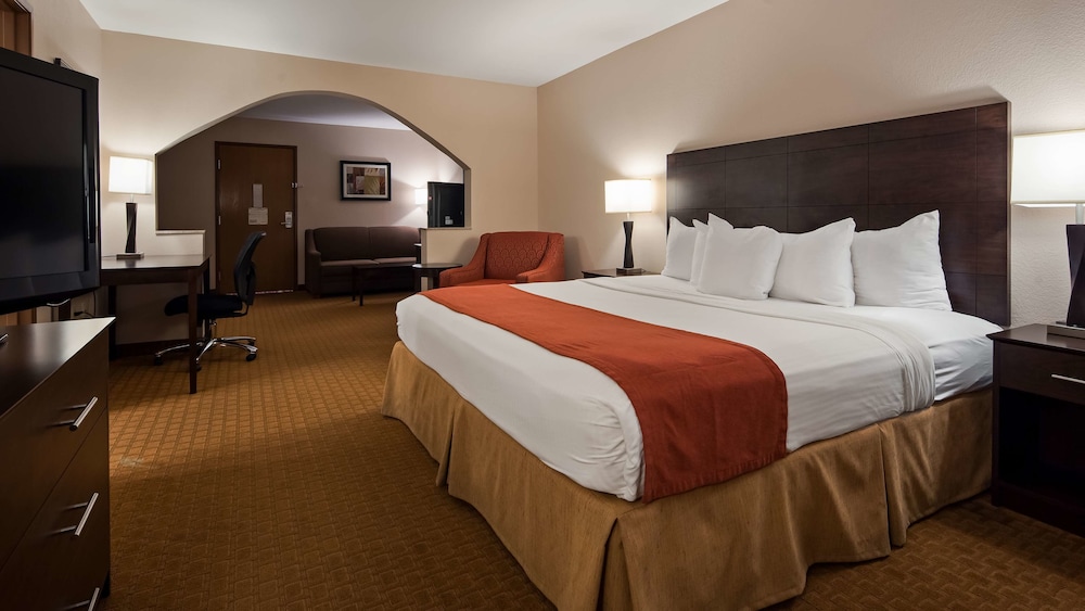 Suite, 1 King Bed, Non Smoking, Kitchenette (with Sofabed) photo 1