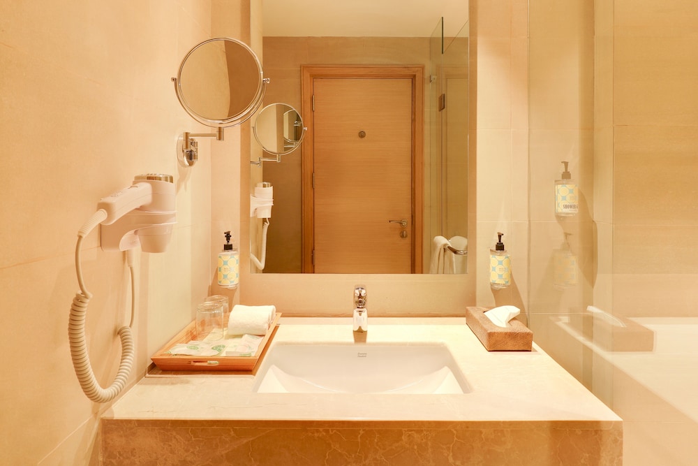Deluxe King Room - Photo 3