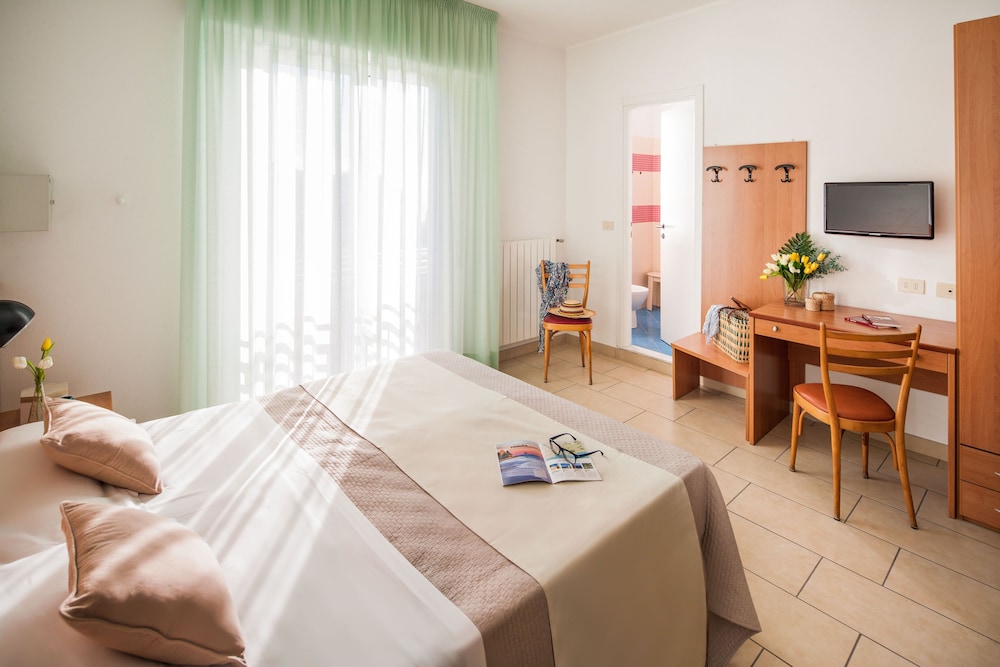 Standard Quadruple Room, Balcony, Sea View photo 3