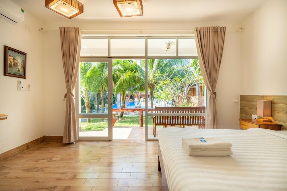 Basic Single Room, Balcony, Garden View