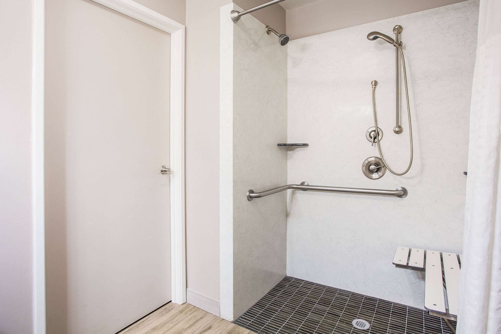 Room, 1 Queen Bed, Accessible, Non Smoking (Mobility/Hearing) - Photo 4