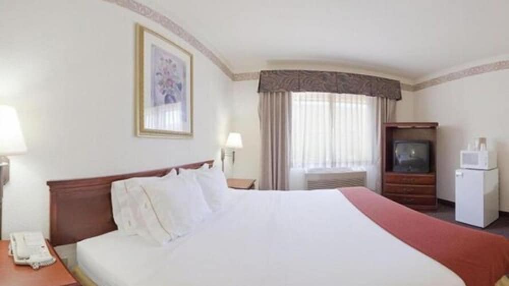 Suite, 2 Queen Beds, Roll-in Shower (Mobility Accessible) - Photo 4