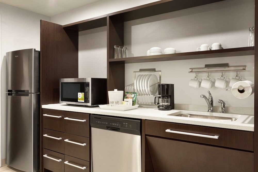 Suite, 1 Queen Bed, Non Smoking, Refrigerator & Microwave - Photo 4