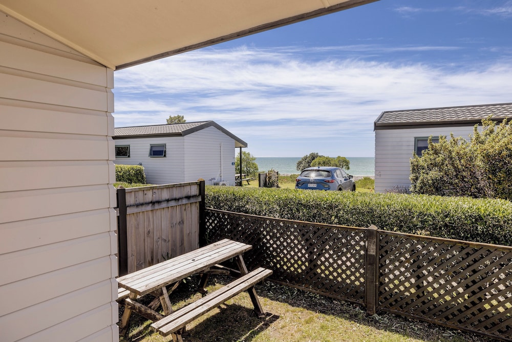 Self Contained Unit (close to the sea) photo 2