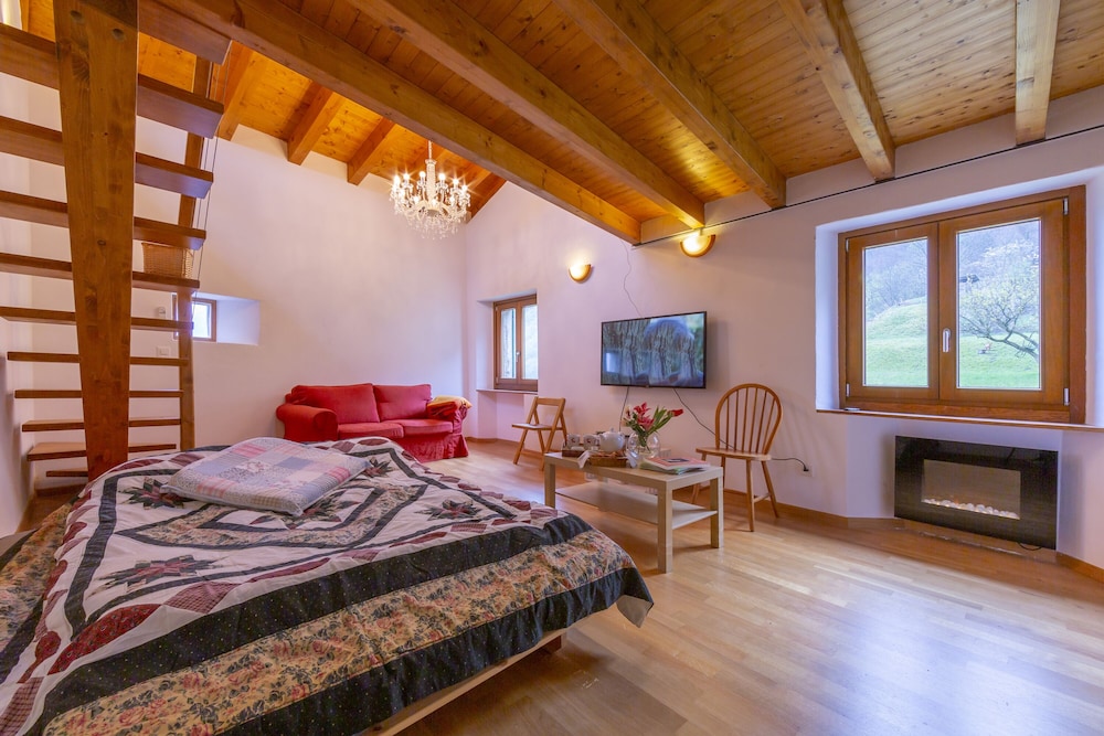 Family Townhome, Multiple Bedrooms, 2 Bathrooms, Mountainside (Casa Gialla)