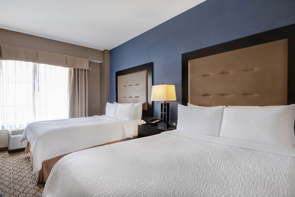 Standard Room, 2 Queen Beds, Accessible (Comm, Mobil, Roll-In Shower) - Photo 6