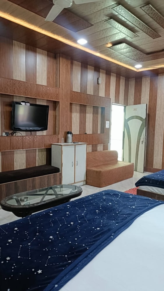 Family Room, City View photo 3