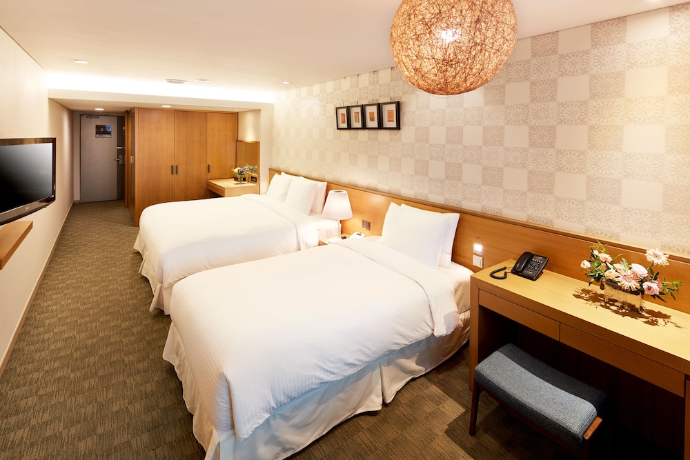Deluxe Family Twin Room with Balcony photo 2