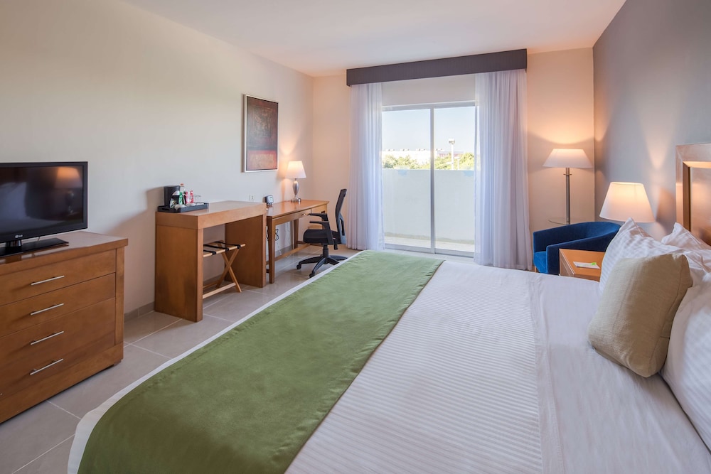 Superior Room, 1 King Bed, Non Smoking - Photo 3