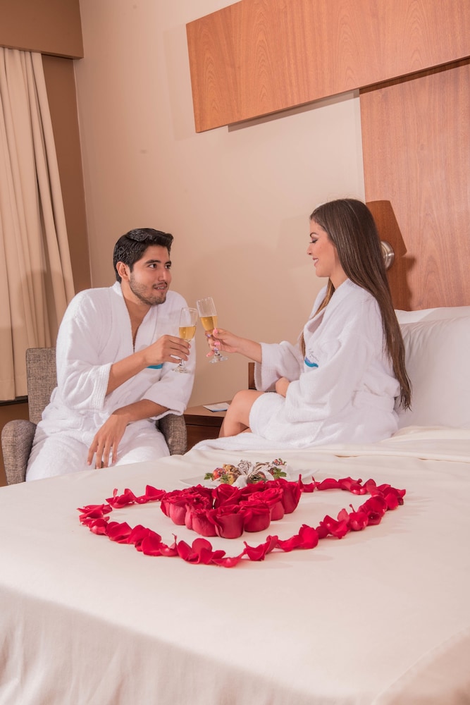 Deluxe Room, 1 Queen Bed, Balcony, Sea View photo 3