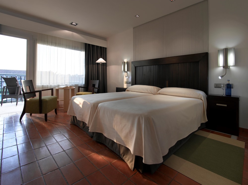 Standard Twin Room (2 adults and 1 child) photo 2