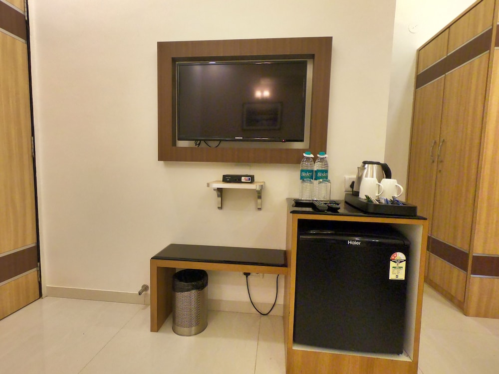 Executive Room with Balcony - Photo 6