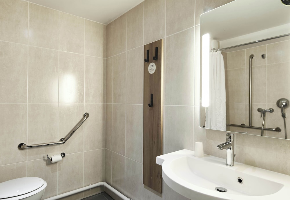 Double Room, Mobility Accessible - Photo 7