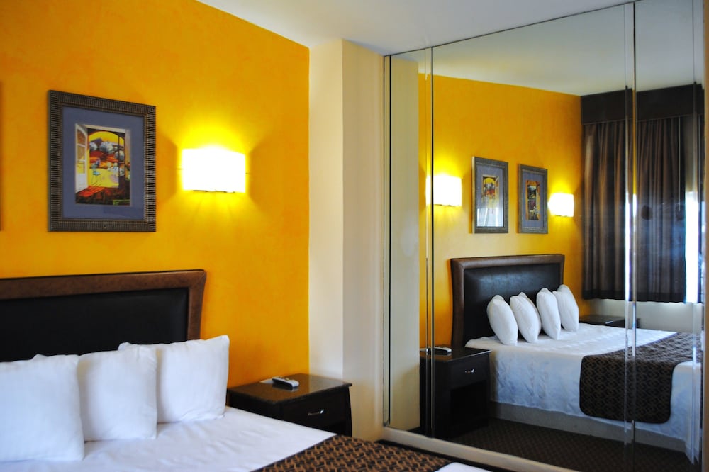 Deluxe Room, 1 King Bed, Non Smoking photo 3